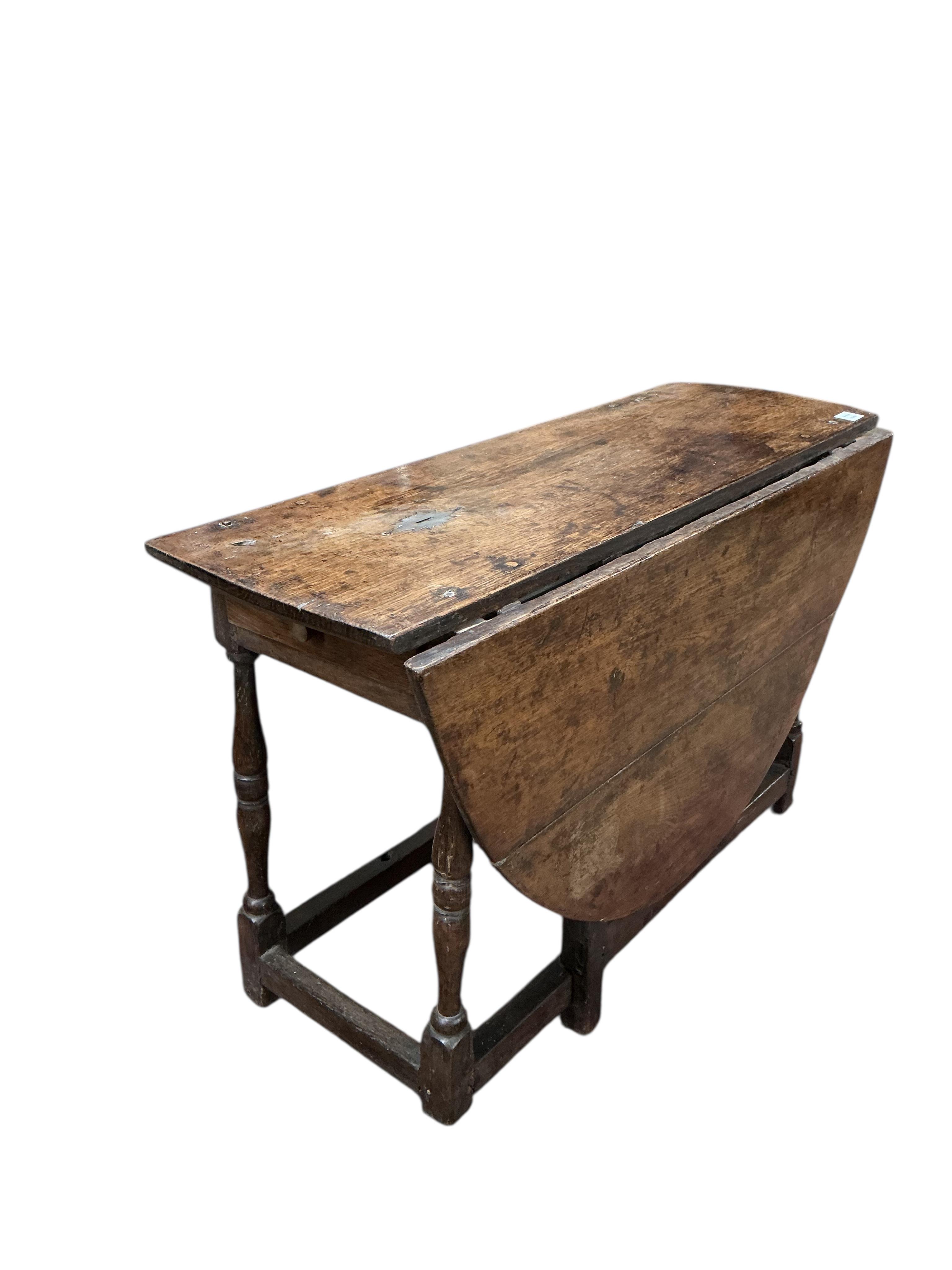 An 18th century oak single leaf gateleg table, width 113cm, depth 40cm, height 68cm